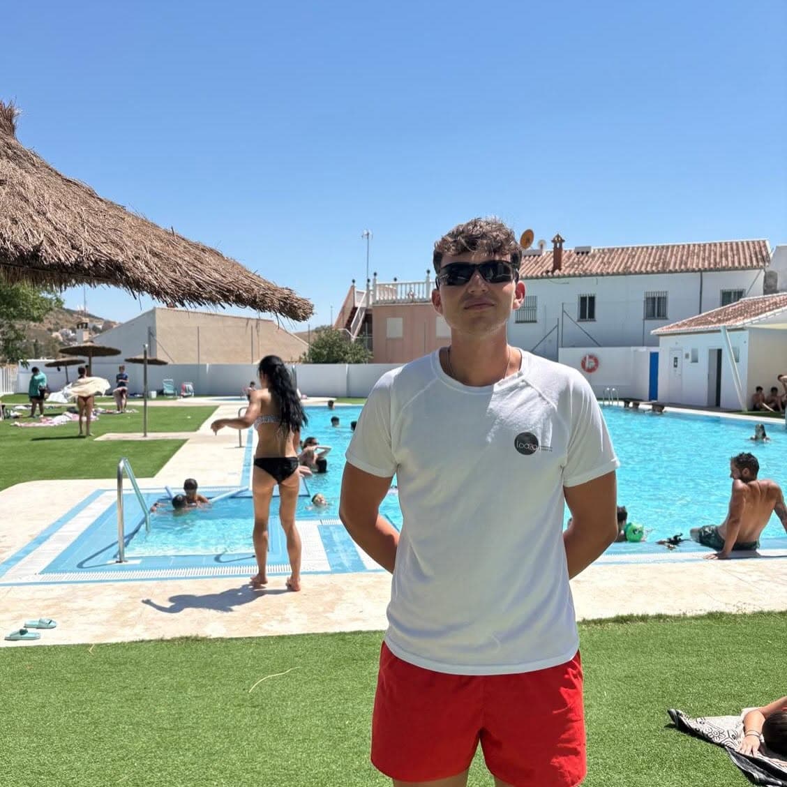 Alex, socorrista de la piscina, junto al agua