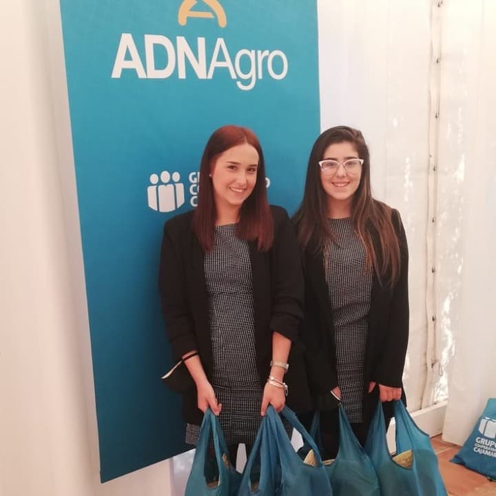 Dos azafatas de Loaza en la Asamblea General de ADN Agro