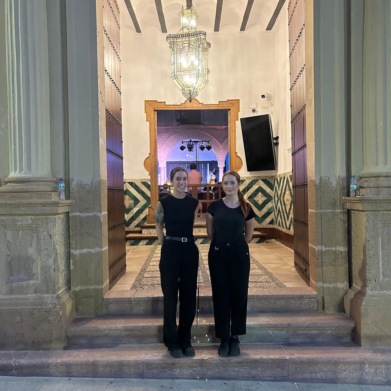 Azafatas de Loaza en la puerta del Museo de la Ciudad durante Nájera Jazz