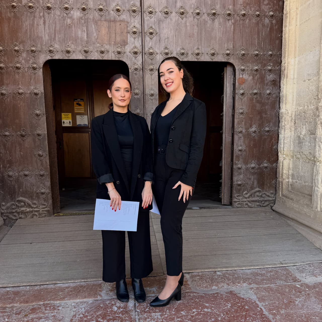 Dos azafatas de Loaza vestidas de negro