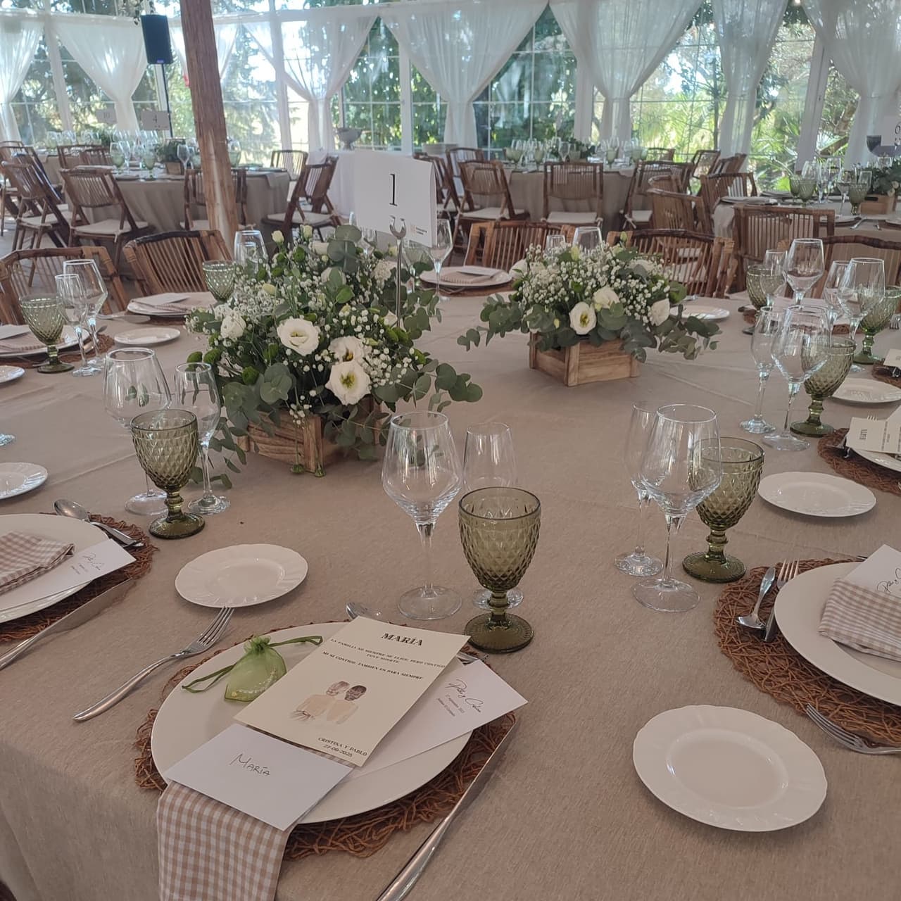 Banquete en los Jardines del Cortijuelo, con centros de flores blancas