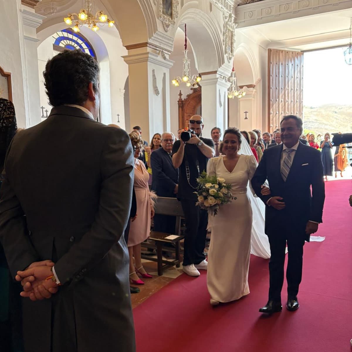 La novia entra en la iglesia por la alfombra roja