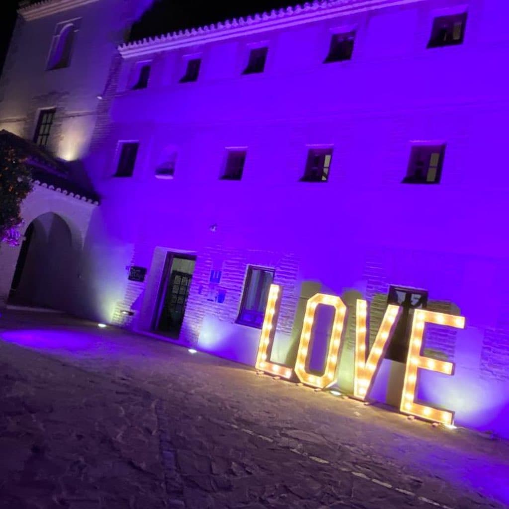 Letras LOVE iluminadas de noche