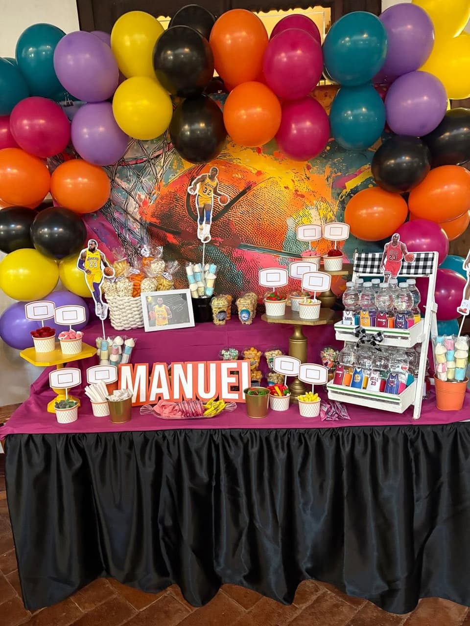 Candy bar de comunión con temática de baloncesto