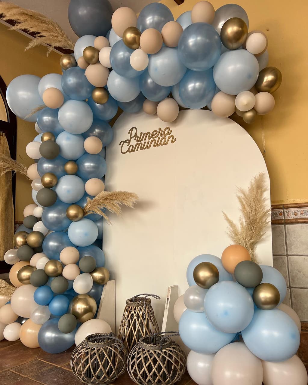 Arco de globos azules y blancos de una primera comunión