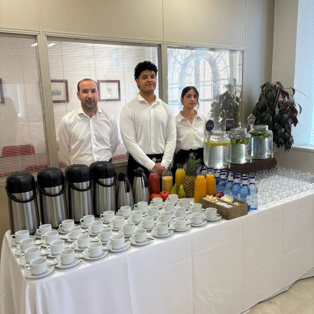 Azafatos de Loaza en el desayuno de las sesiones de Unicaja Banca Privada