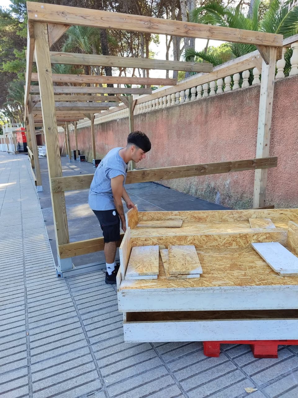 Chico del equipo de Loaza montando una estructura de madera