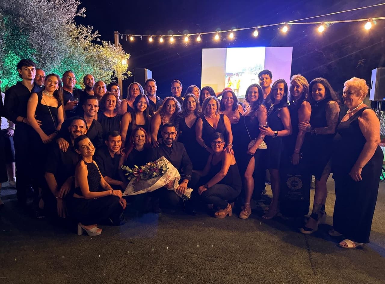 El equipo de Loaza vestido de negro en la gala del 20º aniversario