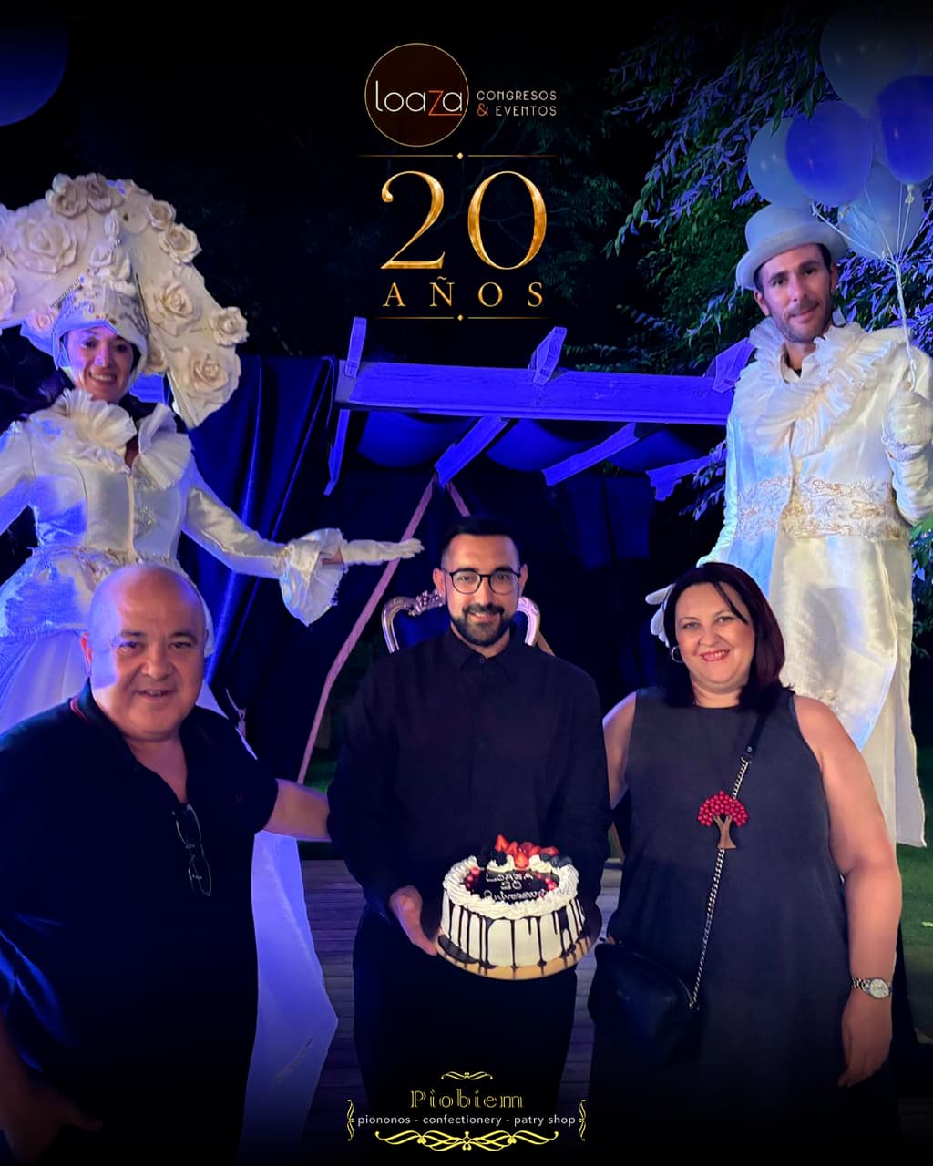 Jorge del Pino con la tarta del 20º aniversario, entre zancudos