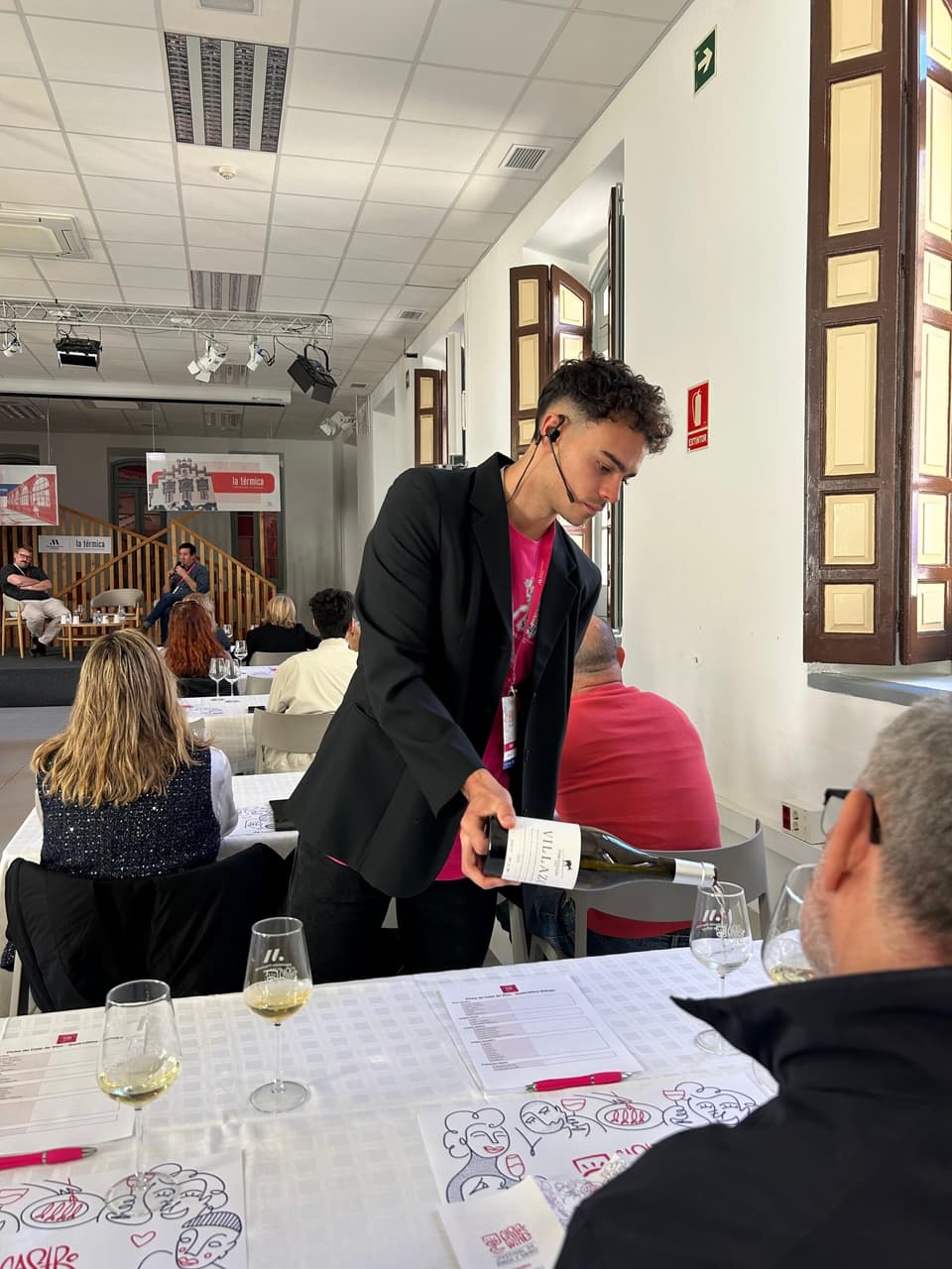 Azafata de Loaza sirviendo vino en Gastrowine Málaga