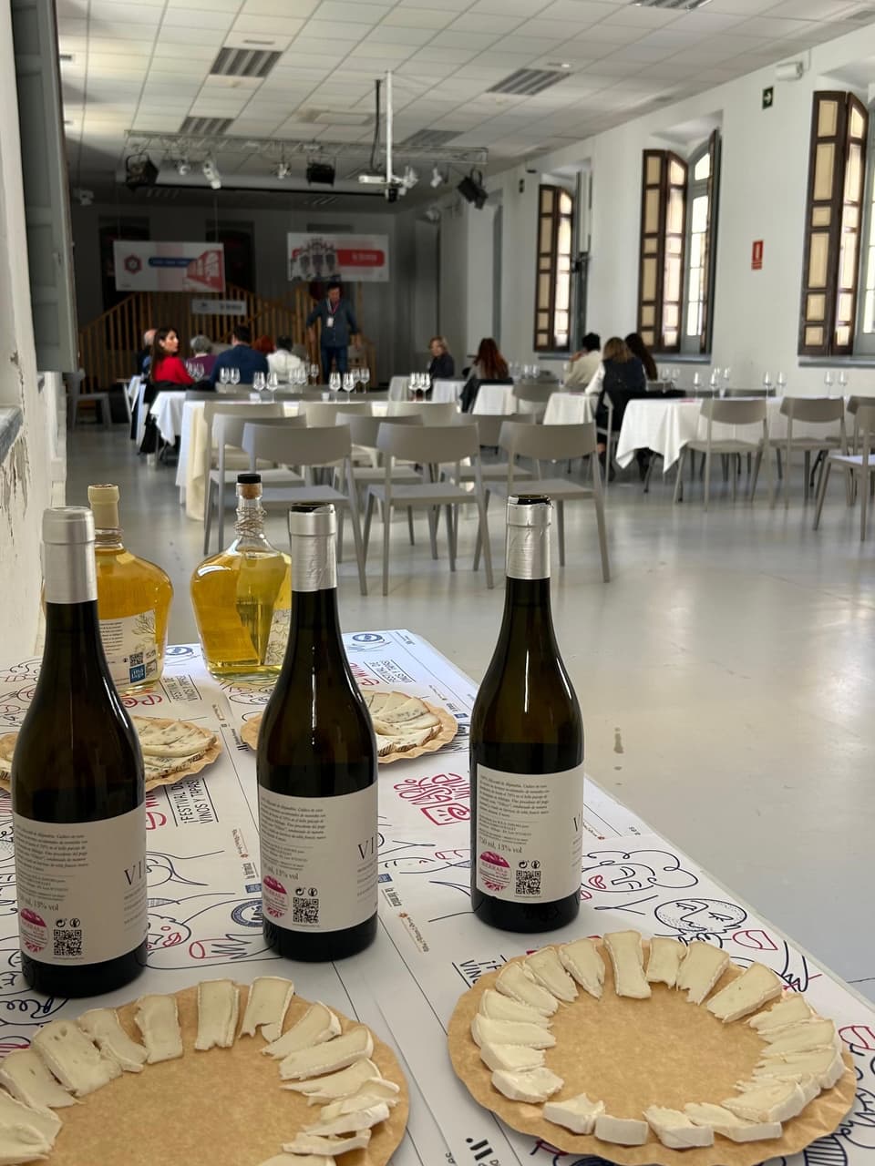 Vinos y quesos servidos en una cata
