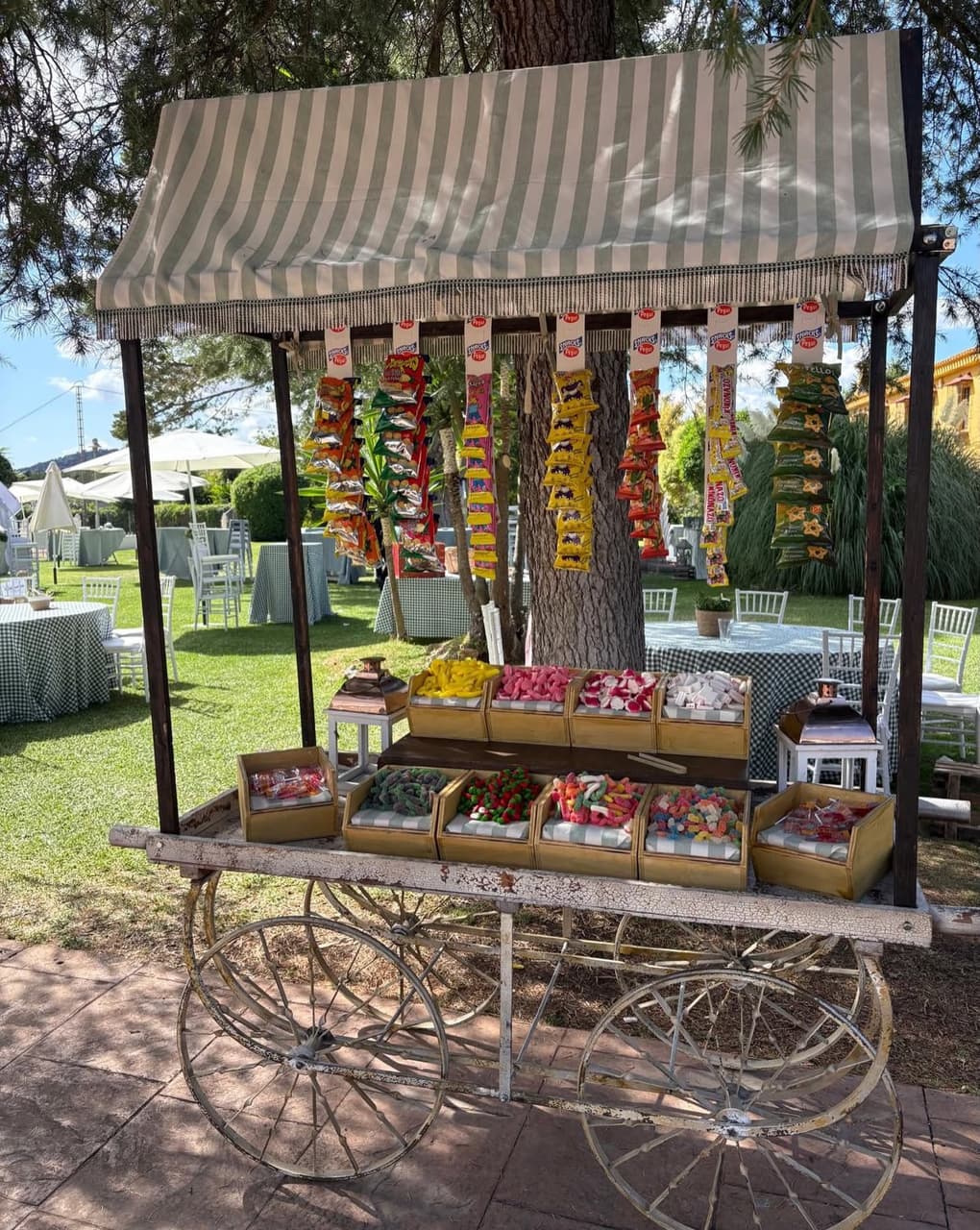 Kiosco de dulces en un carrito de época