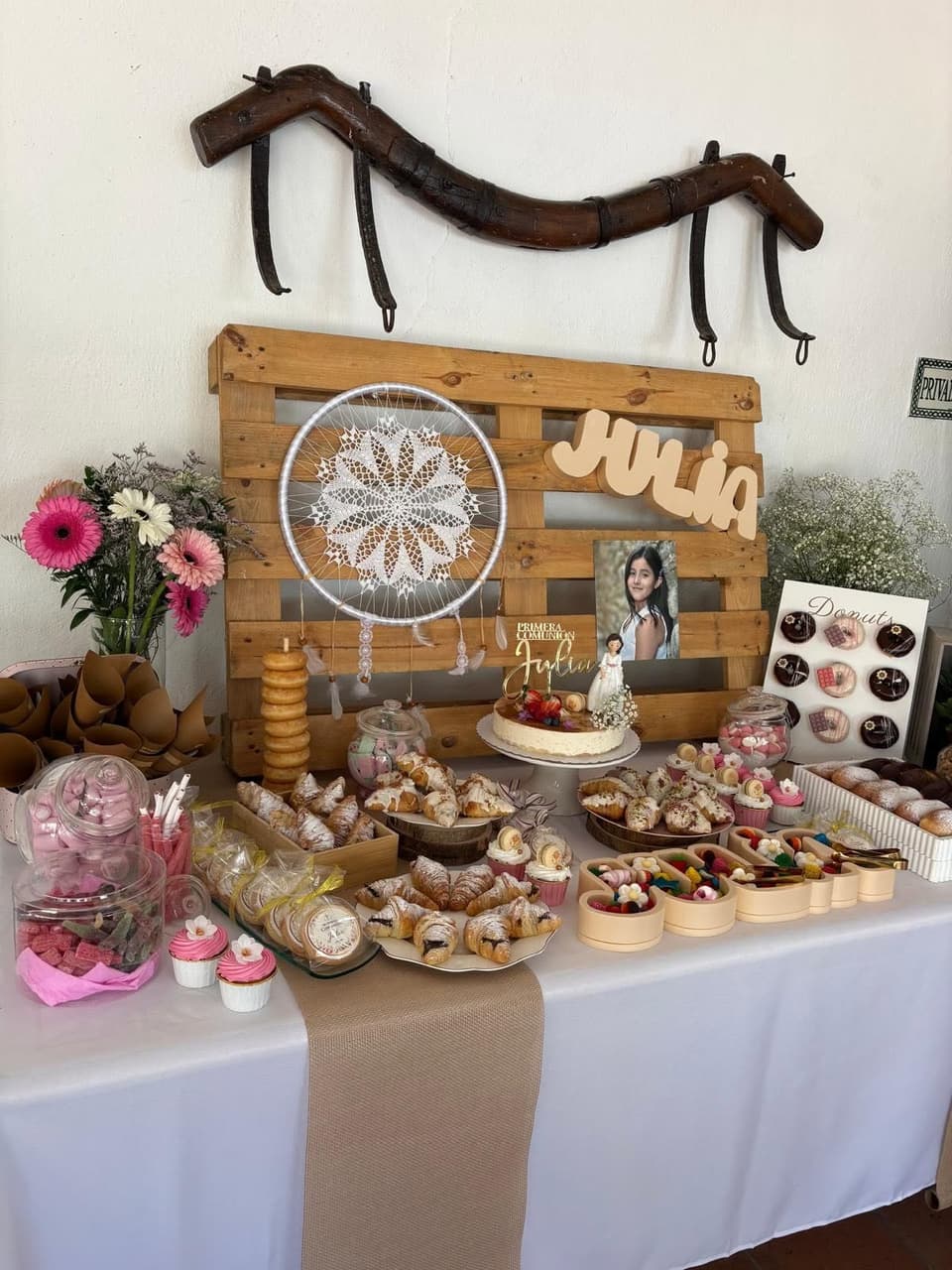 Mesa dulce de comunión con el nombre de la niña en madera