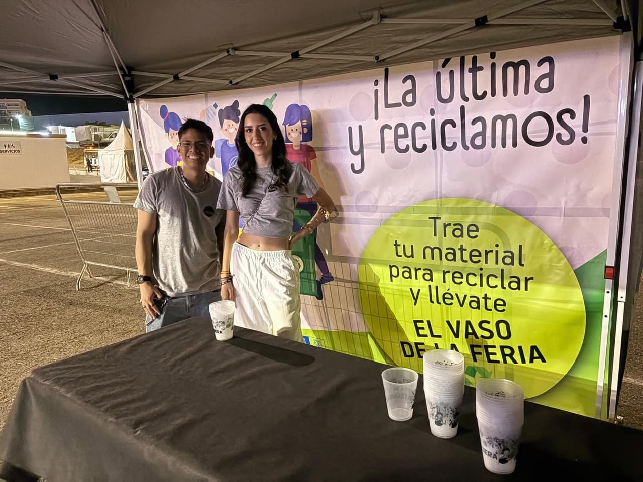 Monitores de Loaza en la feria, en el puesto de reciclaje