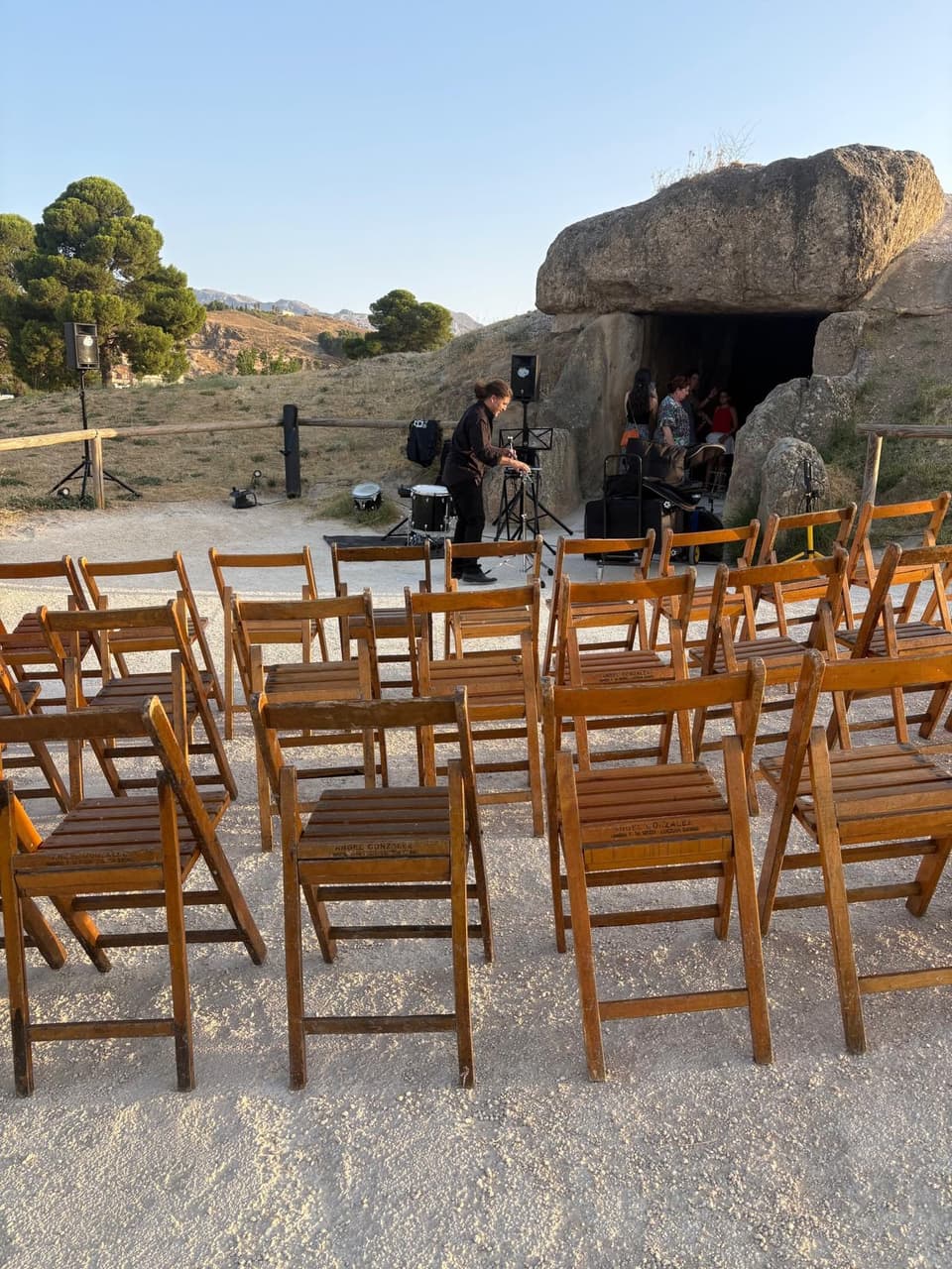 Sillas montadas ante un dolmen para una actuación musical en el Sitio de los Dólmenes