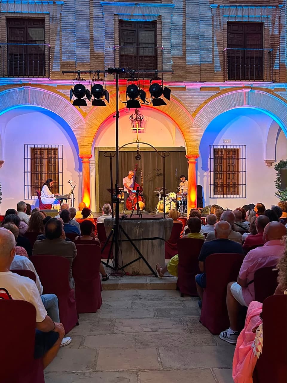 Escenario preparado en un patio de arcos para una actuación