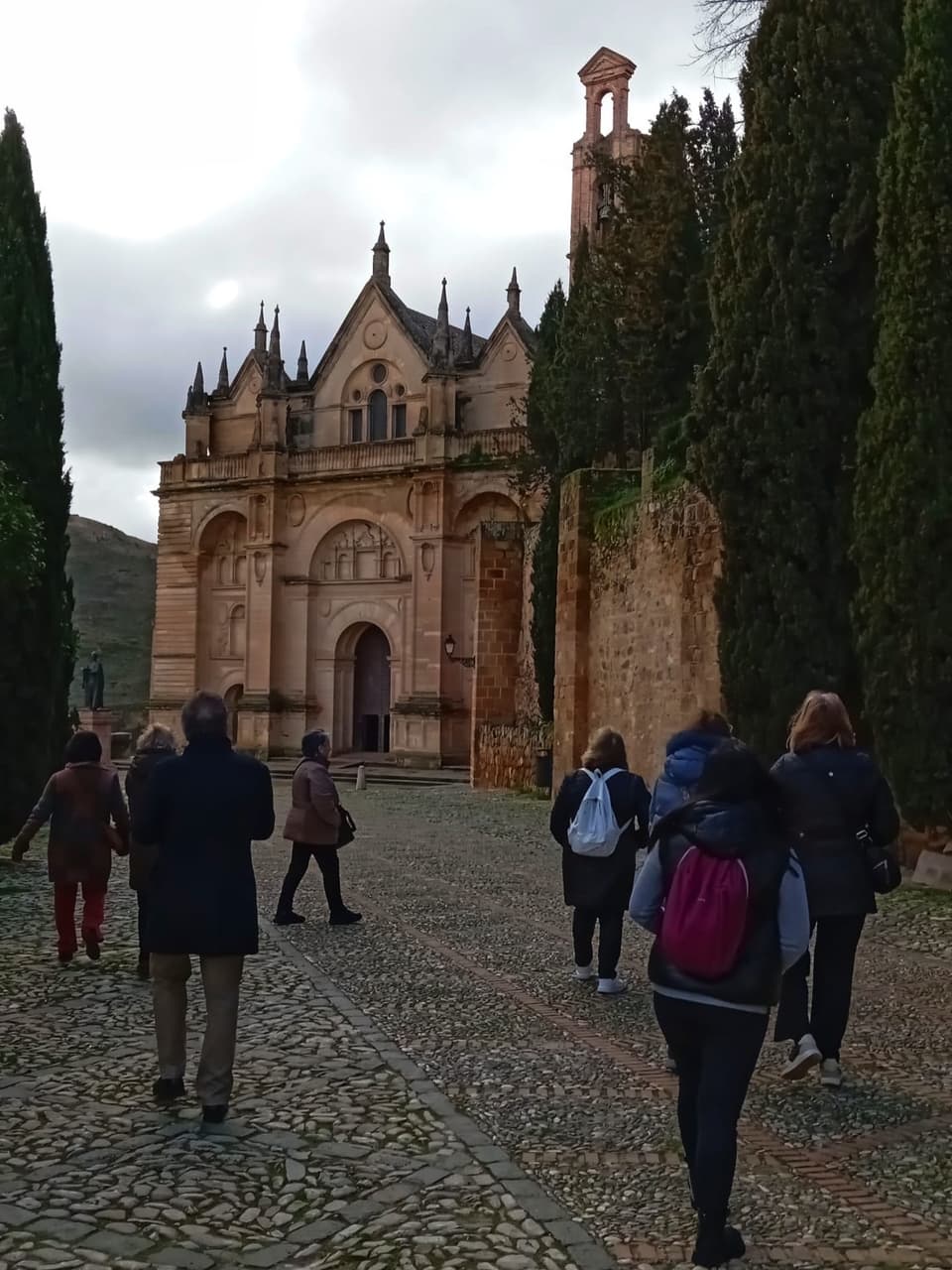 Grupo en una visita guiada ante la Colegiata de Santa María