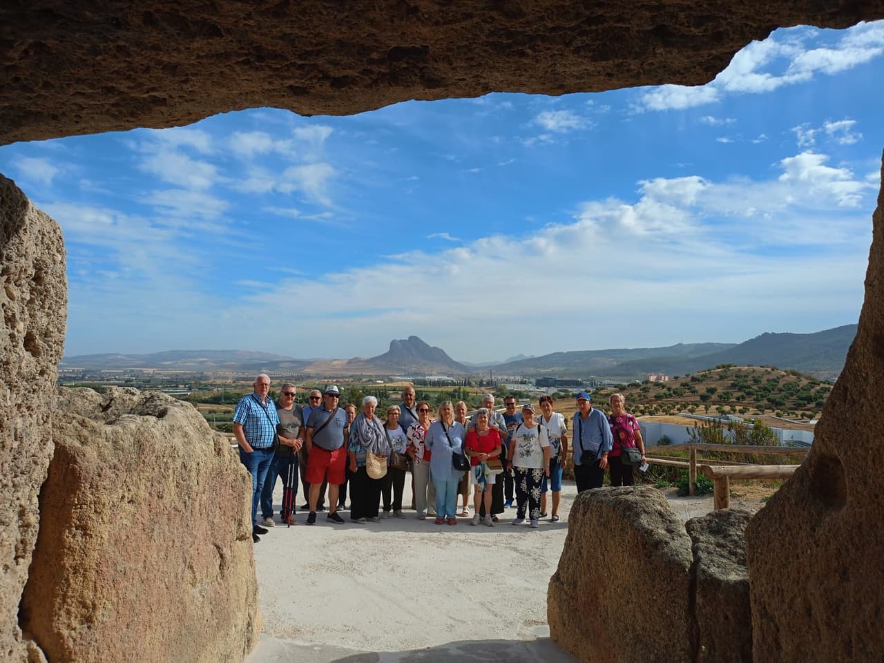 Grupo de una visita guiada en el Sitio de los Dólmenes, con la Peña al fondo