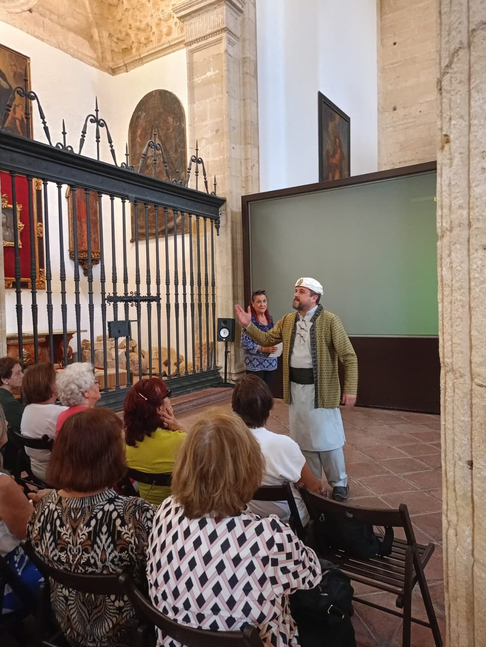 Guía de Loaza con un grupo en una visita por el centro de Antequera
