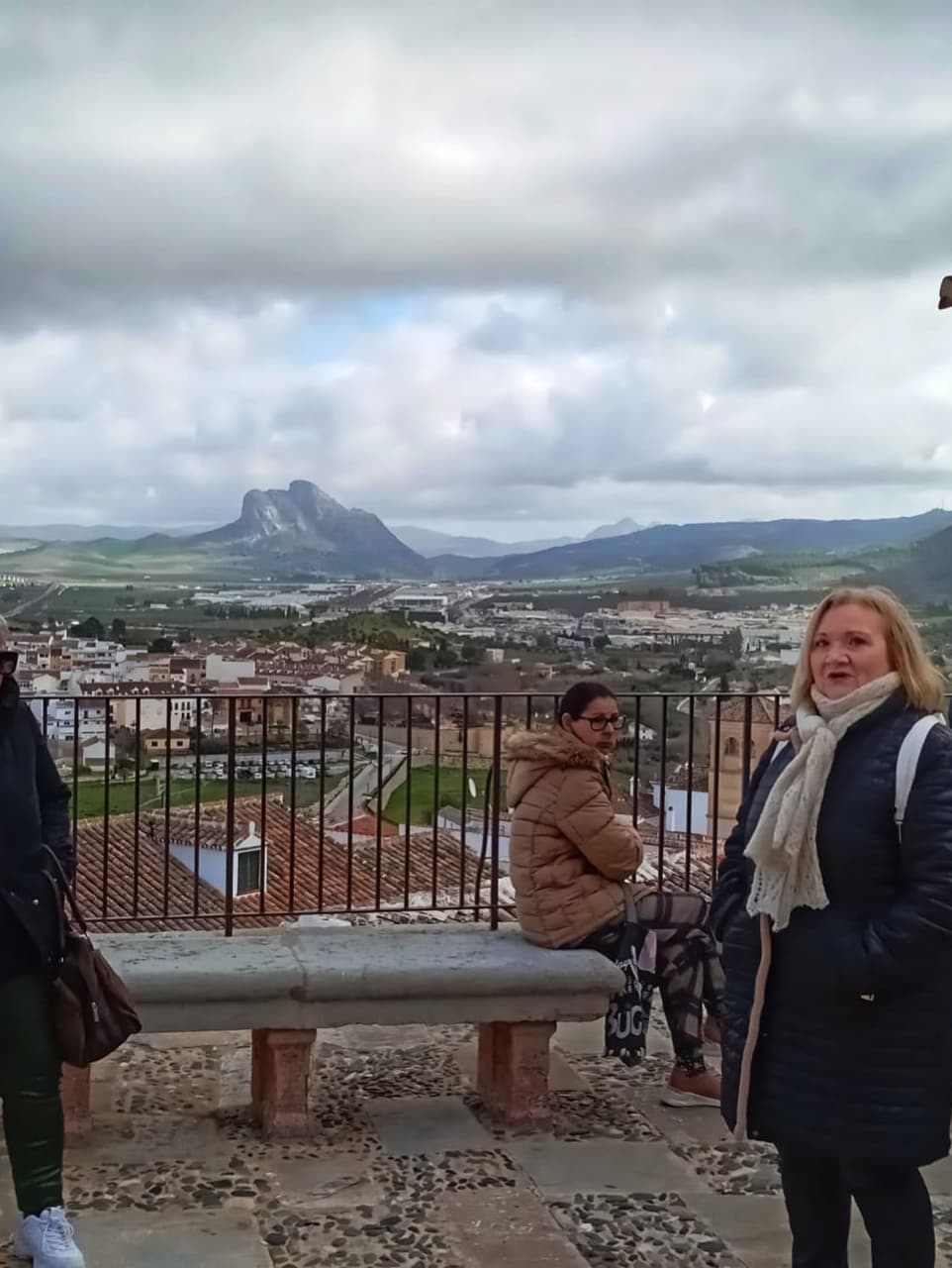 Visitantes en un mirador de Antequera con la Peña de los Enamorados al fondo