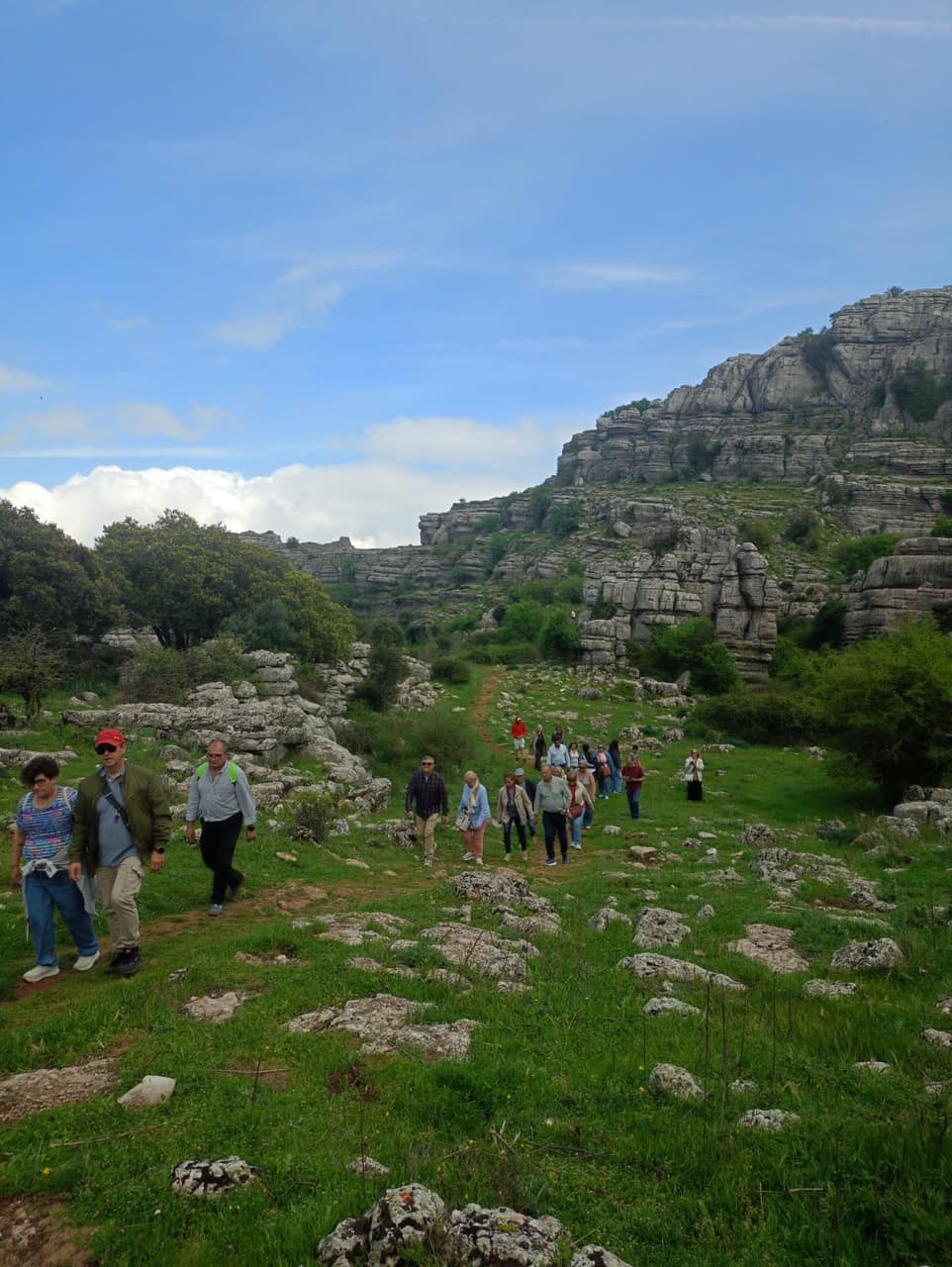 Grupo caminando entre las rocas de El Torcal
